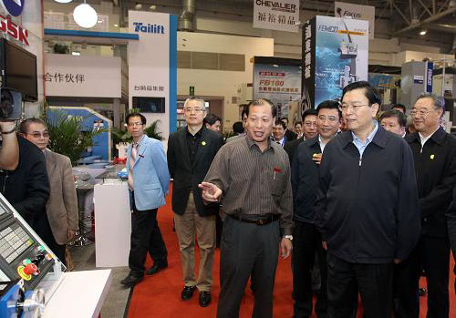 張德江：加強技術創新 大力發展先進裝備制造業