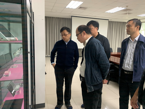 圖2 項目組走訪調研園區電子信息企業